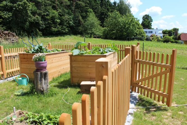 Holz im Garten - Gartenzaun und Hochbeet aus Lärchenholz