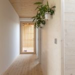 Wohnen mit Fussboden aus Kiefernholz und Wandverkleidung aus Fichtenholz