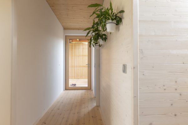 Wohnen mit Fussboden aus Kiefernholz und Wandverkleidung aus Fichtenholz